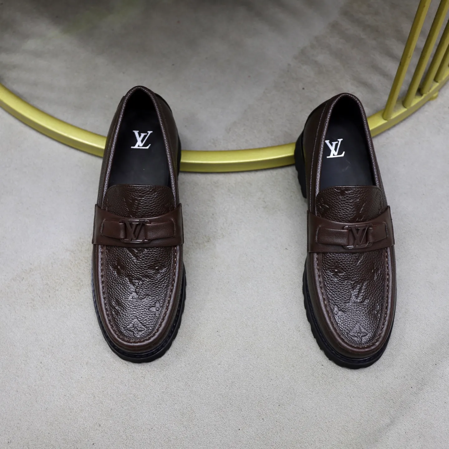 Ex-factory price: 600💰Louis Vuitton LV men's classic Oxford shoes, men's business formal boutique leather shoes, classic style, almond kernel exquisite toe, ultimate art, the whole shoe is made of imported cow leather (open edge beads), carefully selected, fine pores, excellent gloss, soft texture, strong toughness, durable and not easy to deform, apricot fetal cowhide leather lining, soft and comfortable, sweat-absorbent and breathable. Foam outsole, original box and dust bag packaging! Size: 38–44 (45/46 customized)